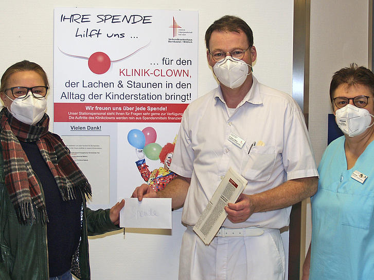 Im Bild v.l.n.r.:  Brigitte Ambrosius, Dr. Klaus Mahler und Kinderkrankenschwester Elfie Klinger.